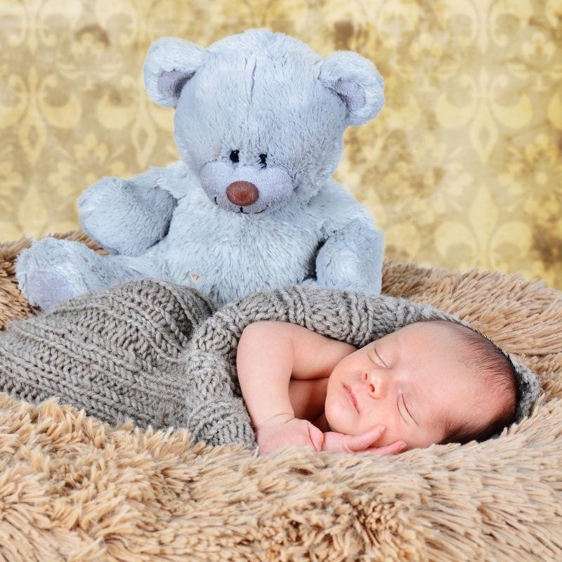 新生儿和泰迪熊