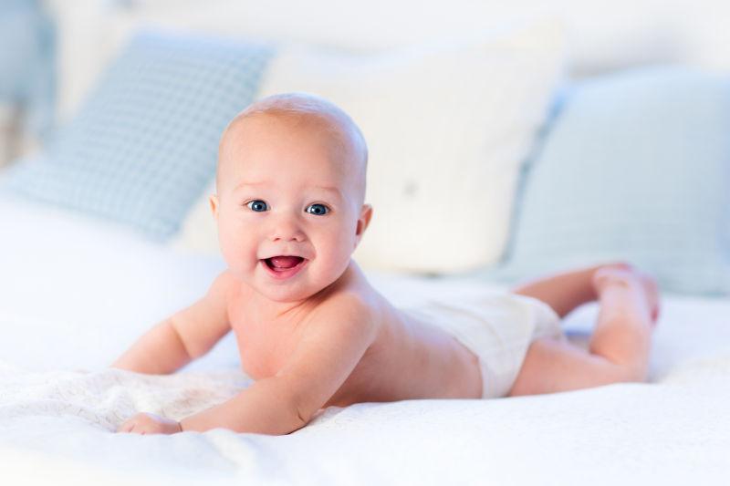 白色背景中趴着的新生儿