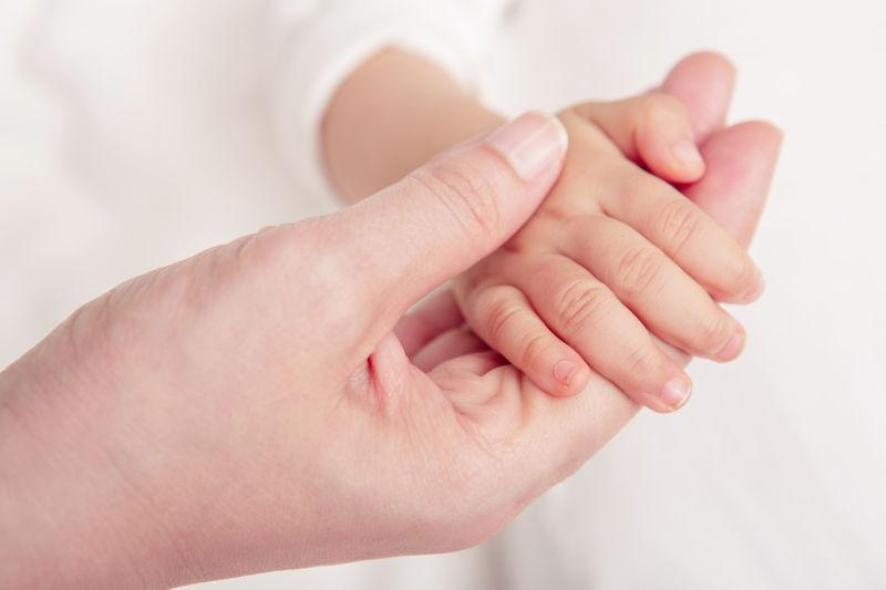 抱着婴儿小手的大手