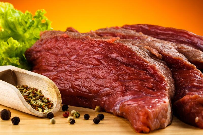 牛肉在切菜板和蔬菜