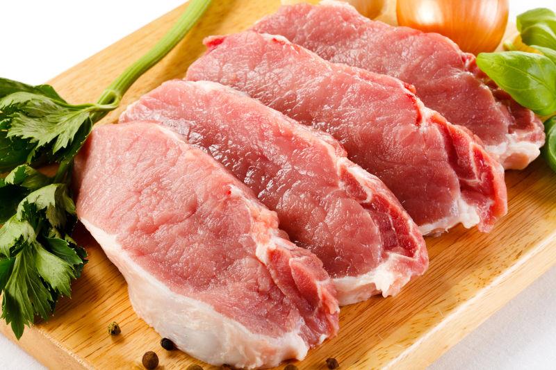 生猪肉切菜板和蔬菜
