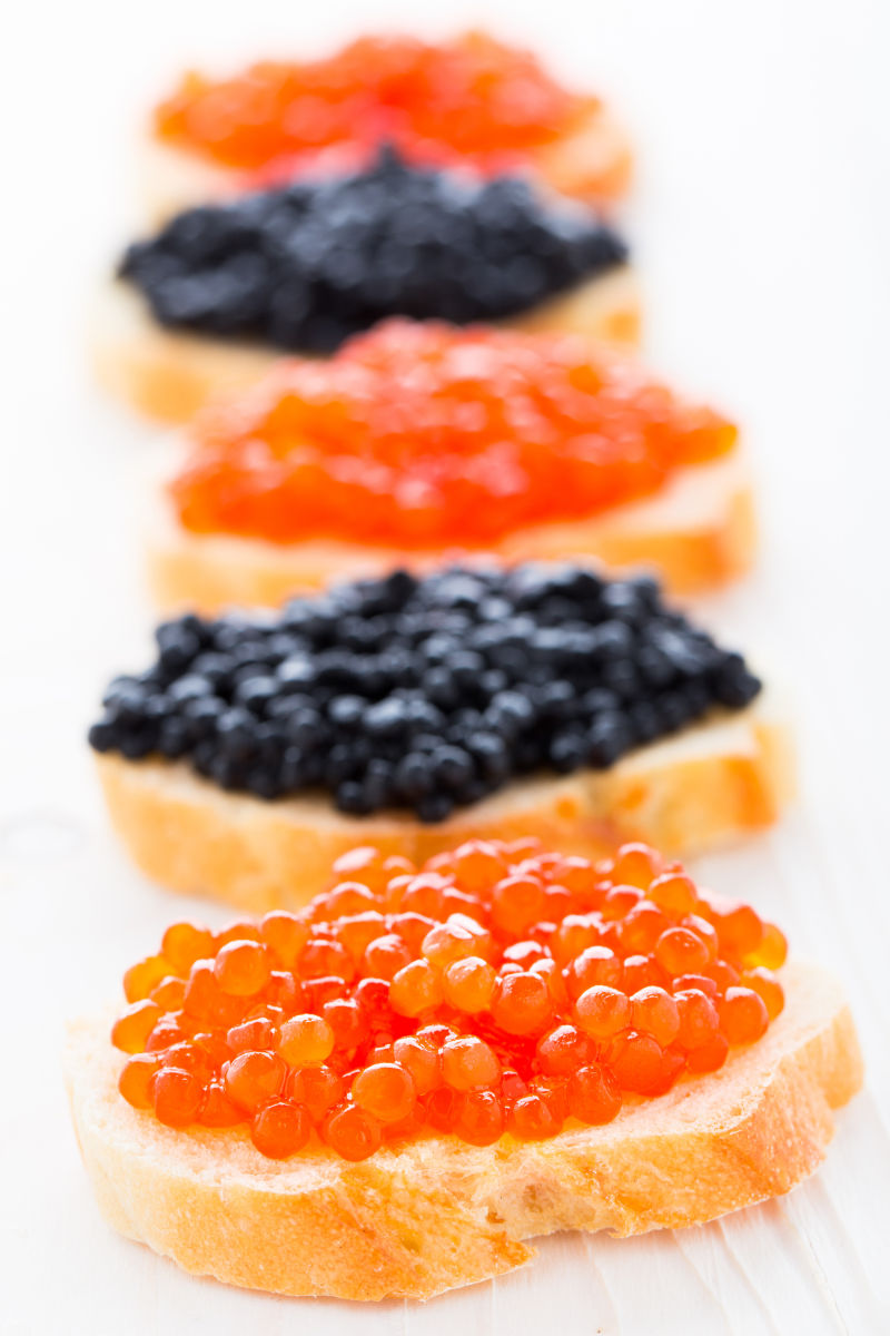 面包片上的鱼子酱