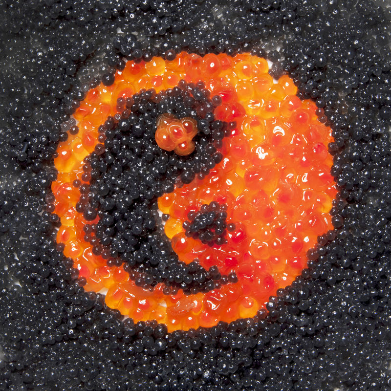 阴阳八卦图案的红色和黑色鱼子酱