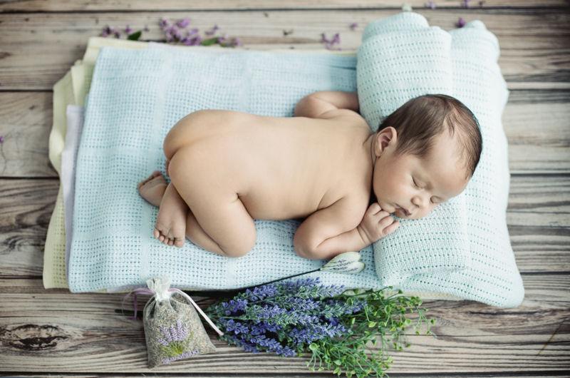 可爱的新生儿睡在毛毯上