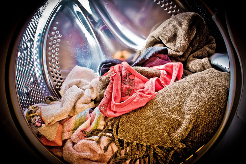 洗衣机里的各种衣服