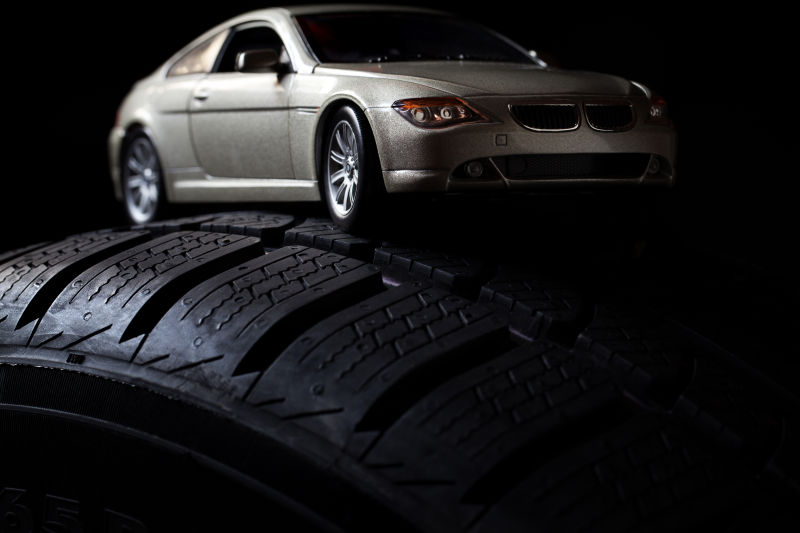 轮胎上的汽车模型