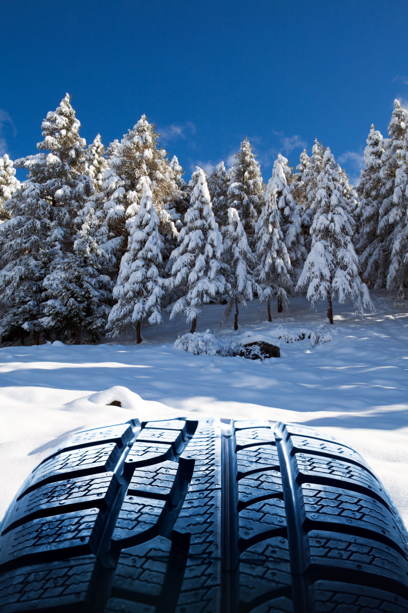 雪地上的轮胎