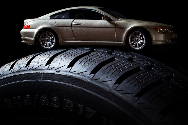 黑色轮胎上的汽车模型