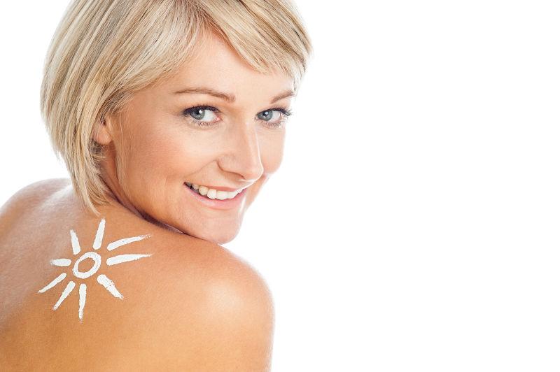 背上有防晒油的女士