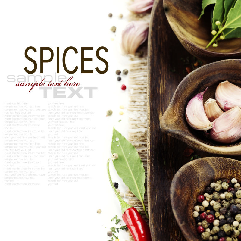 带有新鲜草药和香料的木制碗