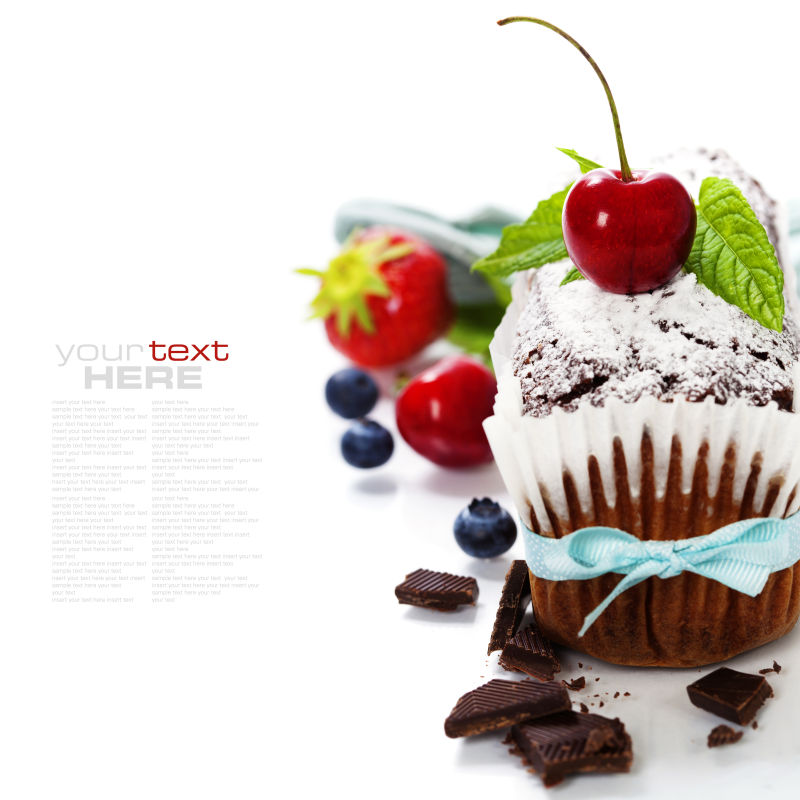 带有新鲜浆果的巧克力蛋糕