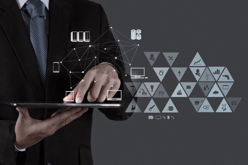 触摸平板电脑屏幕的商人和虚拟数据图