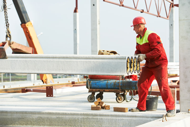 正在忙碌的建筑工人