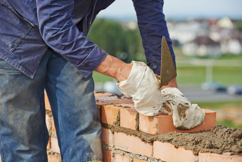 砌砖的建筑工人