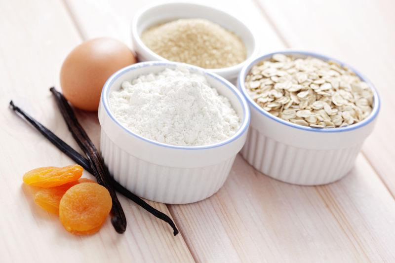 白色木桌上的烘焙配料