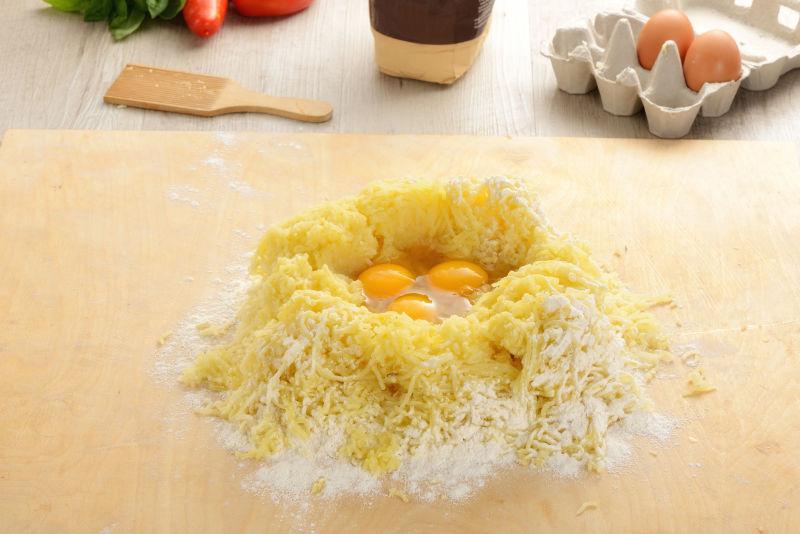 案板上面粉里的鸡蛋