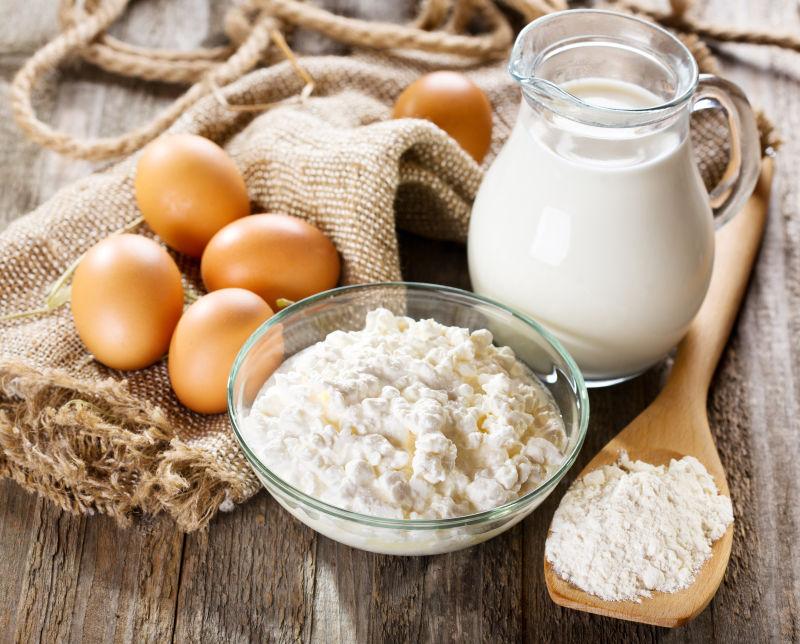 桌上的免费鸡蛋与牛奶