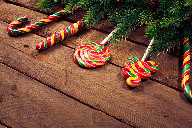 圣诞树上装满糖果的装饰品