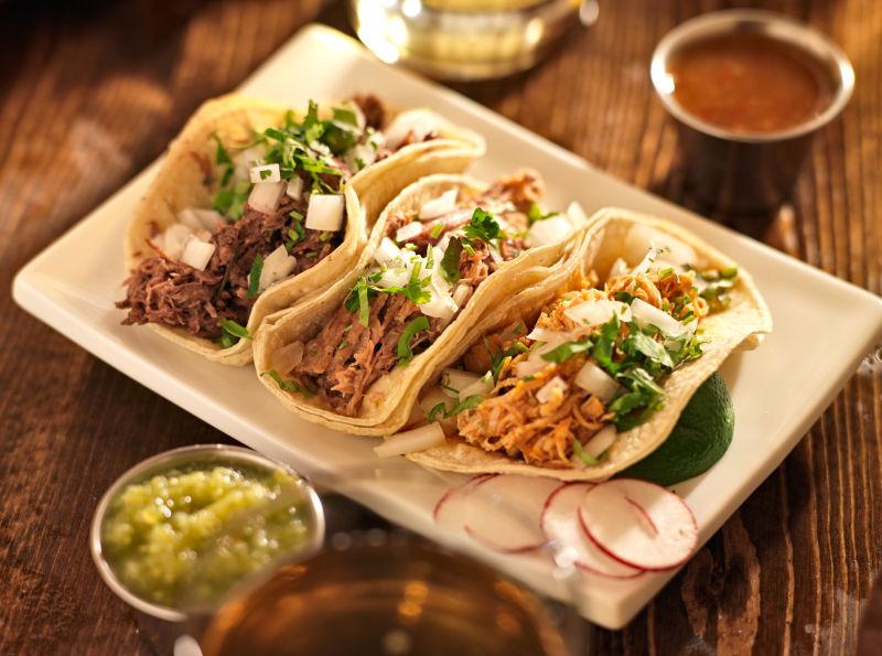 木桌上放在盘子里的墨西哥美味的食物
