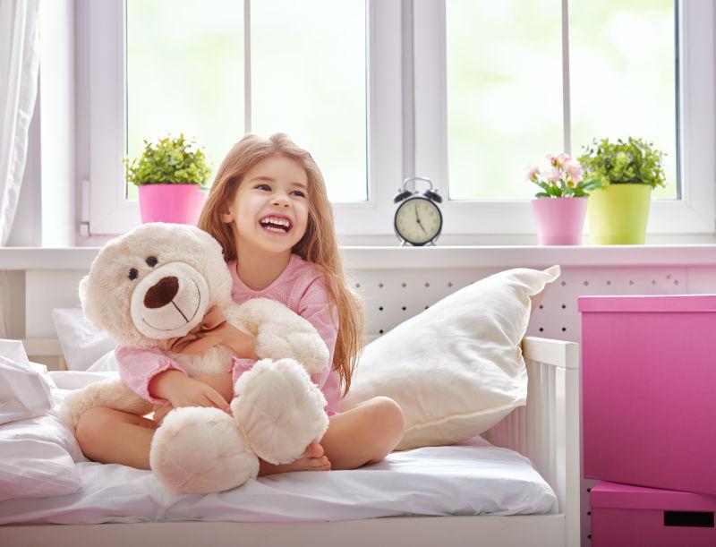 抱着白色玩具熊的小女孩