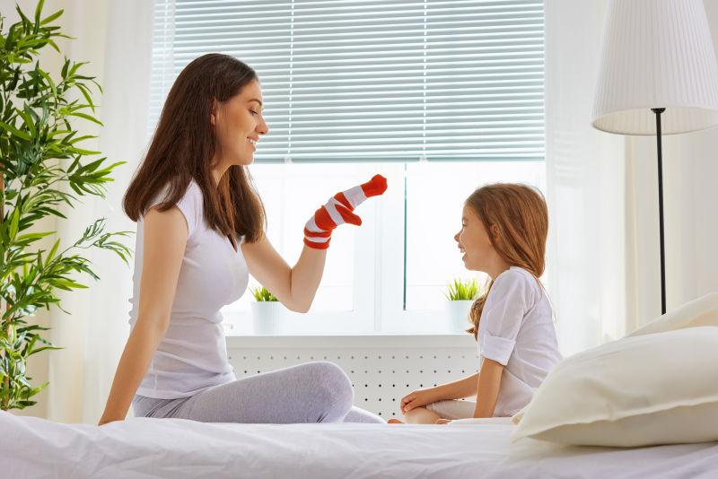 床上玩耍的快乐母女