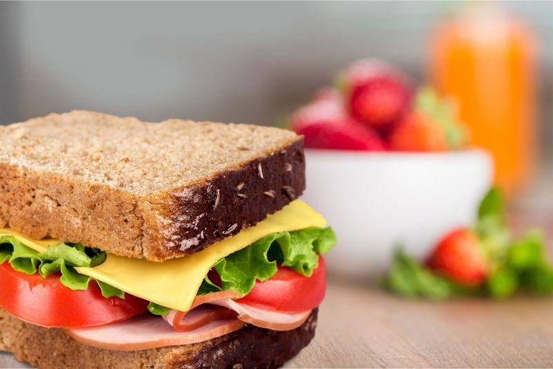 美味的夹着西红柿生菜和火腿的三明治