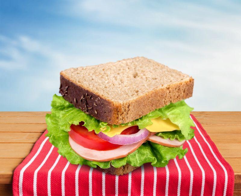 木桌上美味好吃的三明治