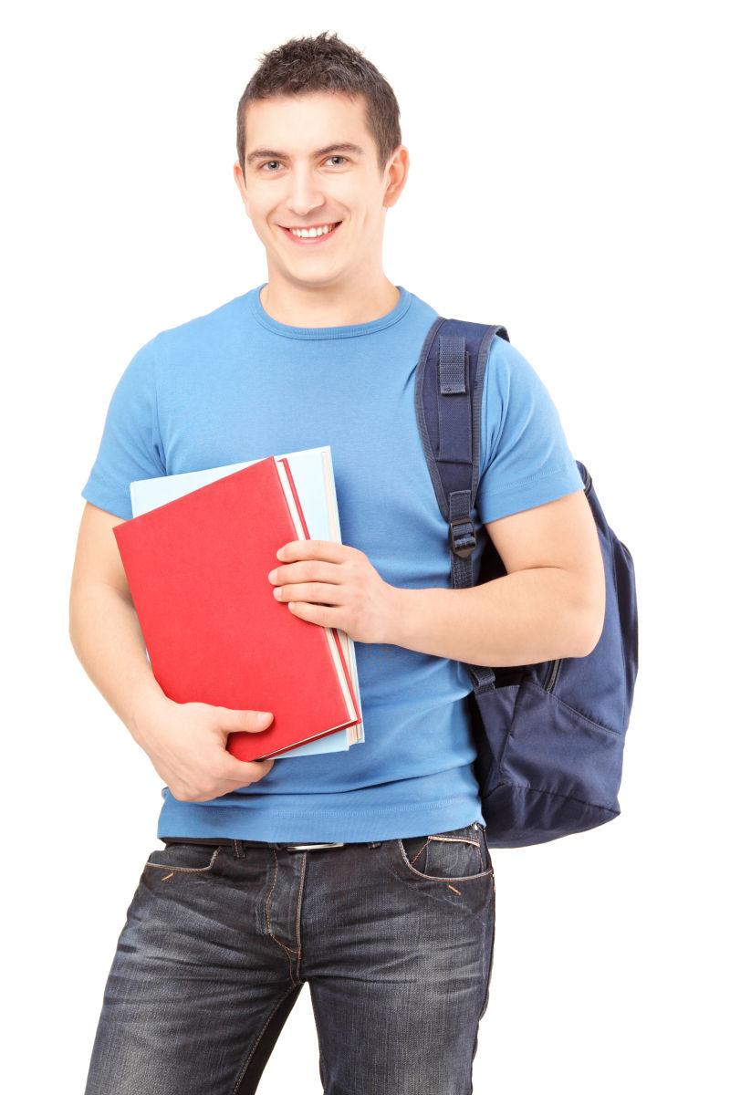 背着书包的男大学生持书