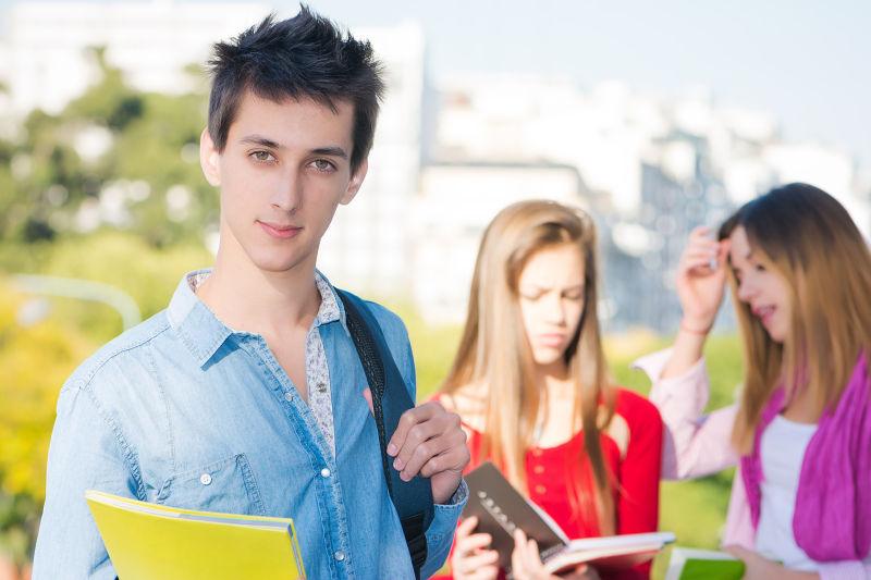 户外校园里的大学生