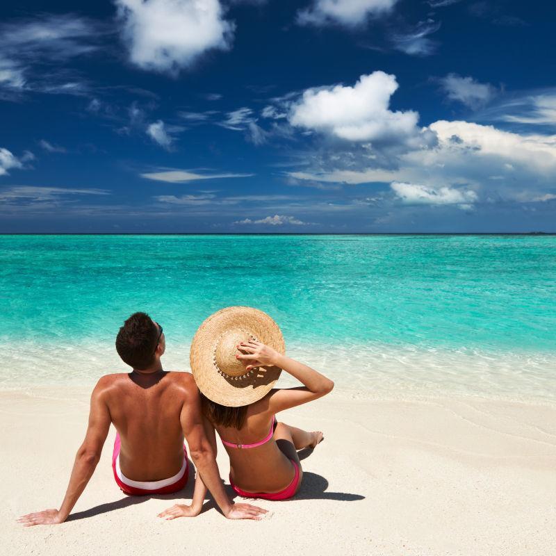 马尔代夫热带海滩上夫妇