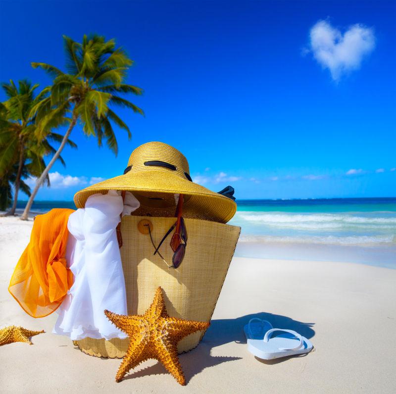 太阳镜和热带海滩上的拖鞋