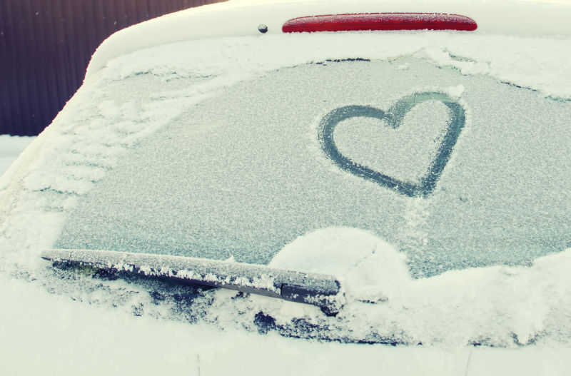 在积满雪的车窗上画爱心