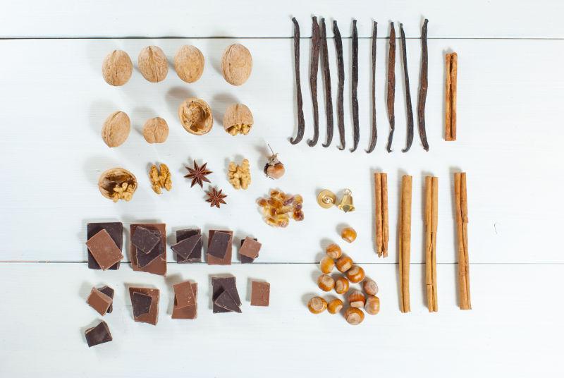 桌子上的巧克力还有香料和坚果