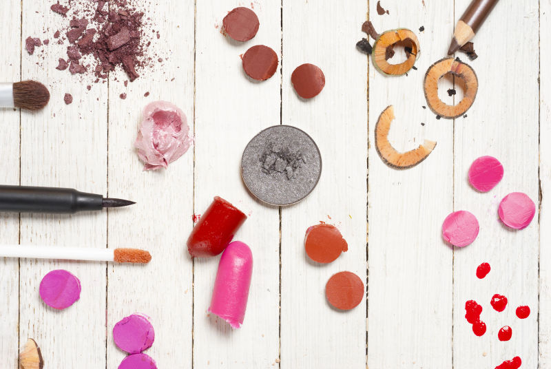  白色木桌上的女性化妆品