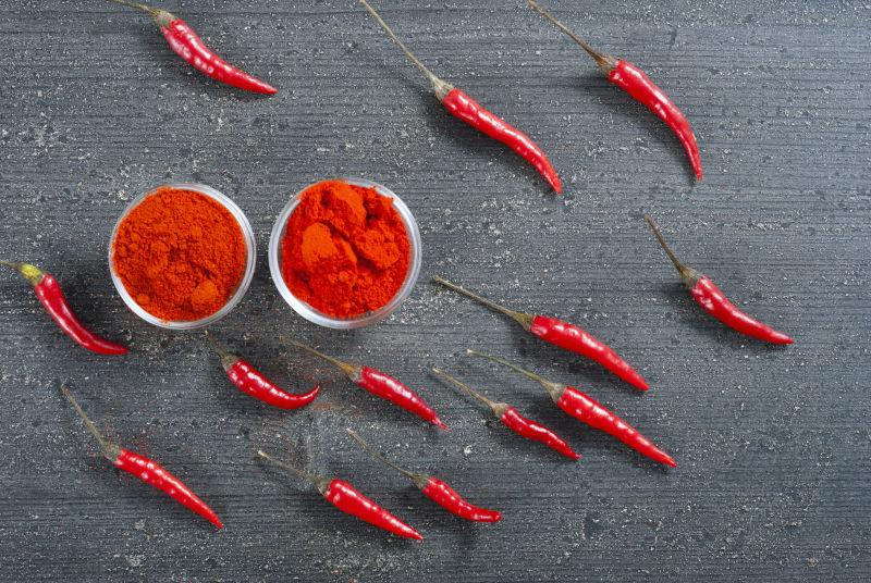 桌子上的辣椒香料