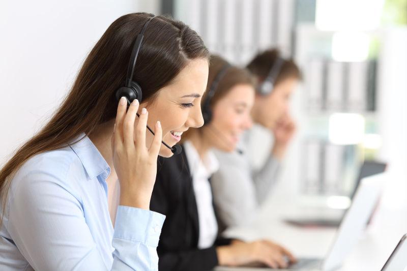 带着头戴式耳机的美女客服