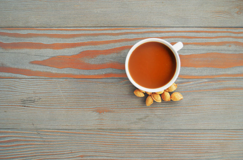 咖啡与边上的杏仁