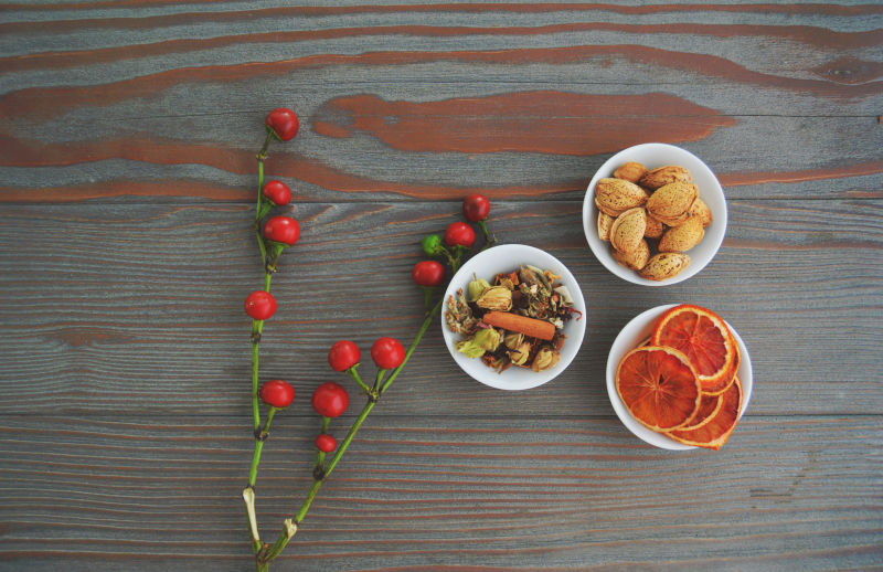 木桌上的橘子片