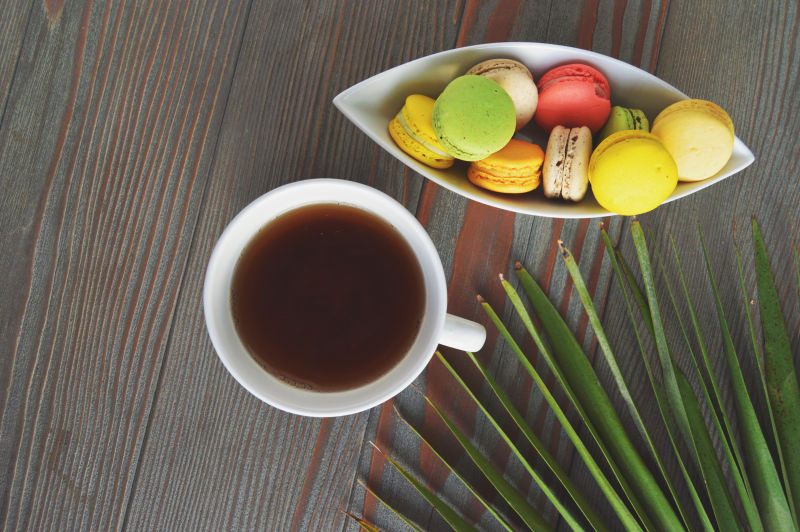 木桌上的马卡龙与茶