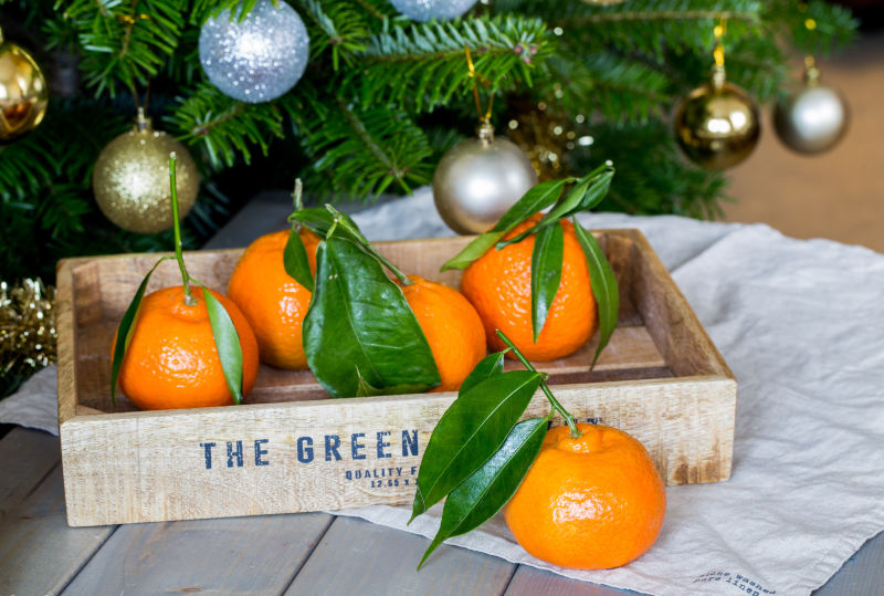 木质桌面上的新鲜橘子