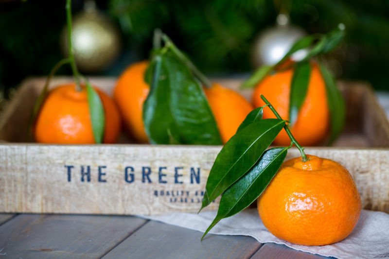 放在木桌上的橙子