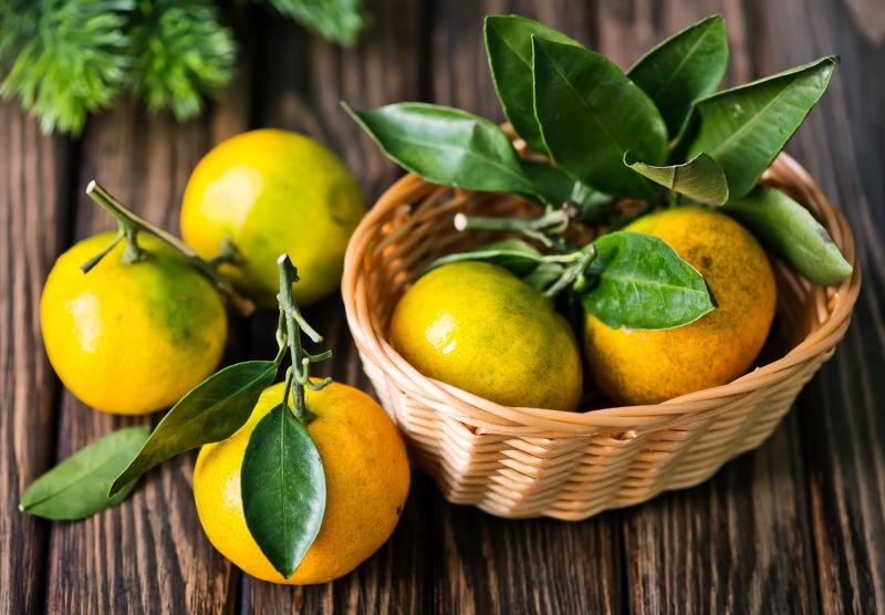 木桌上新鲜的橘子