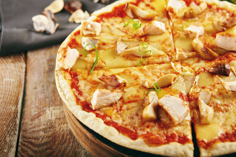 鸡肉和香菇披萨餐桌上