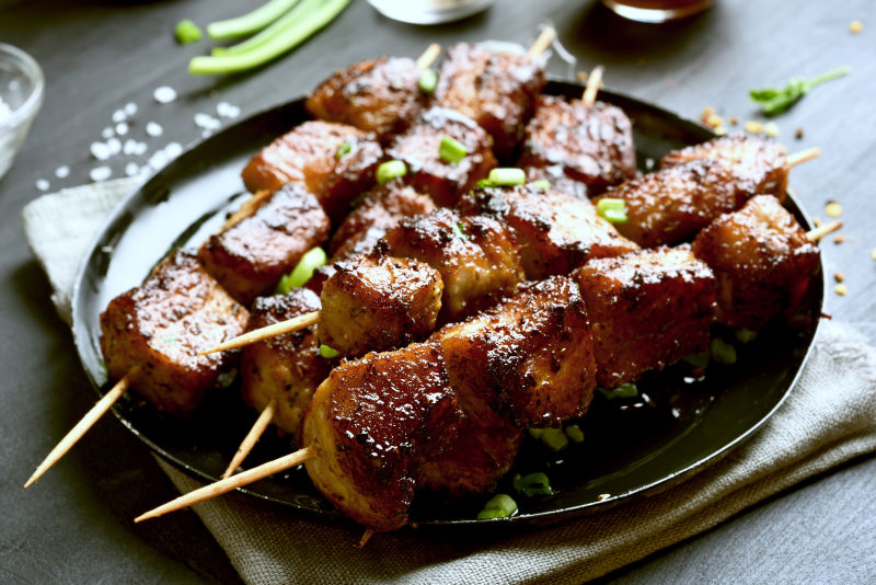 一盘烤猪肉串