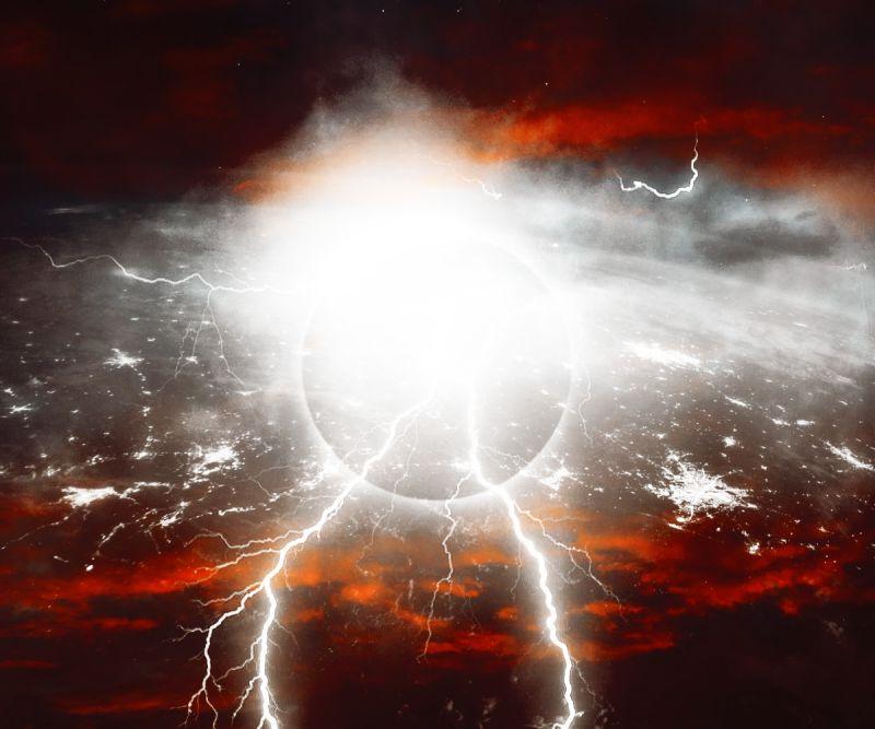 红色天空中的闪电与月亮