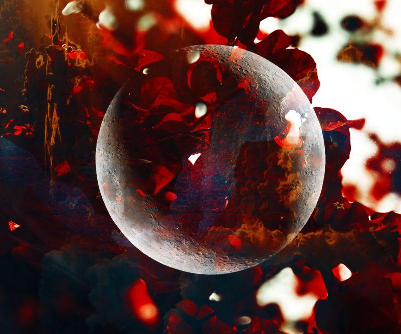 红色天空中的银色月亮