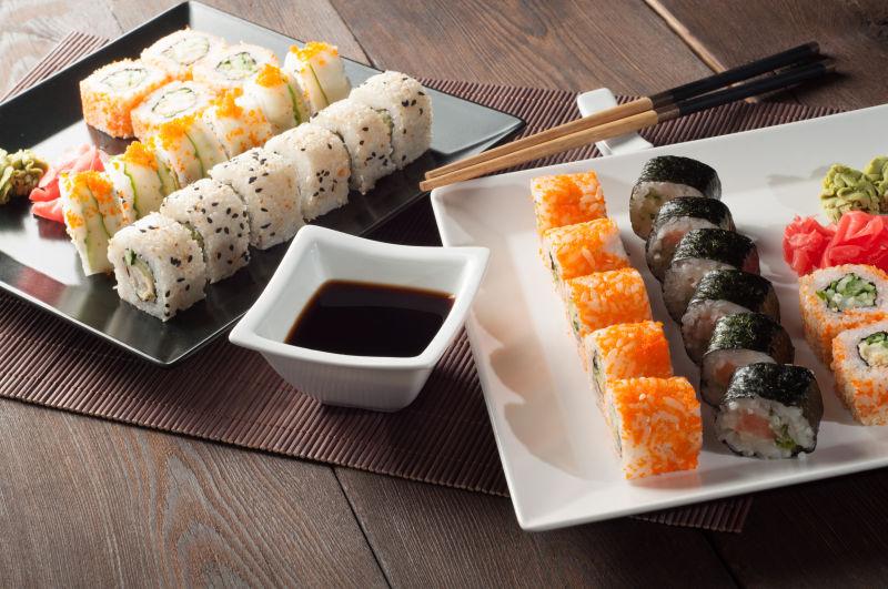 用木制的筷子和酱油垫