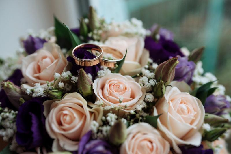 结婚白玫瑰捧花