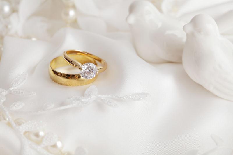 白色婚纱上的结婚戒指