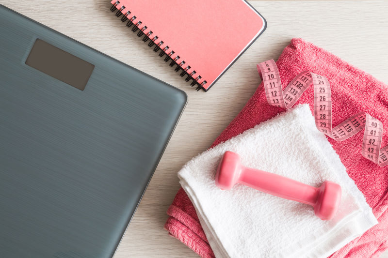 木桌上的粉色哑铃